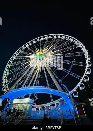 La ruota panoramica di Asiatique, situata sul lungomare di Bangkok, mescola la storia del XX secolo con negozi moderni. Preso il giorno dell'indipendenza 2025 (4 luglio) Foto Stock