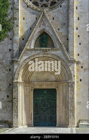 Facciata della Cattedrale di fermo con rosone ornato, ingresso in bronzo e dettagli architettonici in pietra medievale elaborati. Fermo, Marche Foto Stock