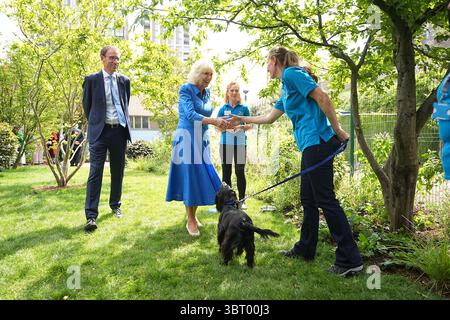 Regina Camilla, Patrona della Battersea Dogs and Cats Home, durante una visita per scoprire la Royal Horticultural Society (RHS) e BBC radio 2 'Dog Garden', progettato da Monty Don, recentemente installato nel centro di Londra dell'ente di beneficenza presso la struttura di beneficenza nel sud di Londra. Data foto: Lunedì 14 luglio 2025. Foto Stock