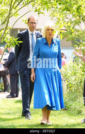 Regina Camilla, Patrona della Battersea Dogs and Cats Home, durante una visita per scoprire la Royal Horticultural Society (RHS) e BBC radio 2 'Dog Garden', progettato da Monty Don, recentemente installato nel centro di Londra dell'ente di beneficenza presso la struttura di beneficenza nel sud di Londra. Data foto: Lunedì 14 luglio 2025. Foto Stock