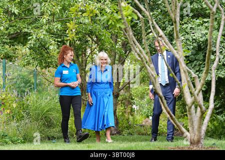 Regina Camilla, Patrona della Battersea Dogs and Cats Home, durante una visita per scoprire la Royal Horticultural Society (RHS) e BBC radio 2 'Dog Garden', progettato da Monty Don, recentemente installato nel centro di Londra dell'ente di beneficenza presso la struttura di beneficenza nel sud di Londra. Data foto: Lunedì 14 luglio 2025. Foto Stock