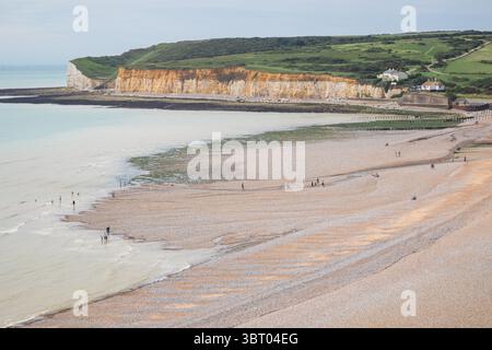 Seaford Head e Cuckmere Haven viste dalle scogliere di gesso Seven Sisters, Eastbourne, East Sussex, Inghilterra, Regno Unito Foto Stock