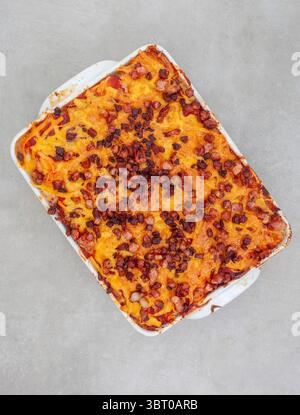 Una crostata di farina di mais conosciuta come "pap tert". Un tradizionale piatto sudafricano di farina di mais con strati di pomodoro, mais dolce, spinaci e mais con m Foto Stock