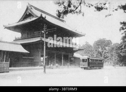 Foto d'epoca di Sangedatsumon (cancello principale) al tempio Zojo-ji di Tokyo, Giappone - 1914-1918 Foto Stock
