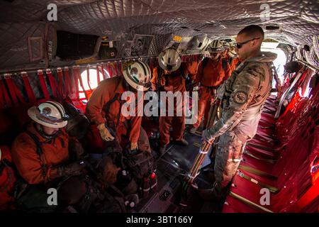 9 settembre 2019 - Red Bluff, California, USA - il sergente dell'esercito statunitense George Esquivel, ingegnere di volo della B Company, 1st Battalion, 126th Aviation Regiment, California Army National Guard, carica i membri di un equipaggio di una mano antincendio su un elicottero CH-47 Chinook dal 9 settembre 2019 a Red Bluff, California, prima di portarli al Red Bank Fire nella contea di Tehama. A mezzogiorno, il Chinook e il suo equipaggio avevano preso quasi 40 vigili del fuoco per lavorare sulle linee di fuoco in aree remote con terreno accidentato. (Immagine di credito: © U.S. National Guard/ZUMA Wire/ZUMAPRESS.com) Foto Stock