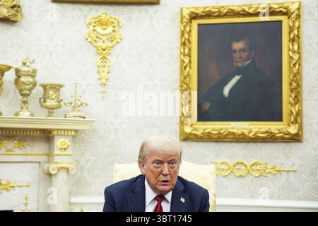 Washington, Stati Uniti. 14 luglio 2025. Il presidente Donald Trump parla durante un incontro con il Segretario generale della NATO presso l'Ufficio ovale della Casa Bianca a Washington, DC, lunedì 14 luglio 2025. Foto di Yuri Gripas/UPI credito: UPI/Alamy Live News Foto Stock