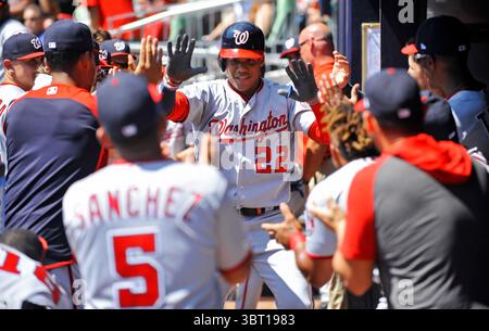 8 settembre 2019: Juan Soto, esterno dei Washington Nationals, sfida i suoi compagni di squadra mentre cammina in dugout dopo aver colpito un fuoricampo durante il terzo inning di una partita della MLB contro gli Atlanta Braves al SunTrust Park di Atlanta, GA. Austin McAfee/CSM(immagine di credito: &Copy; Austin McAfee/CSM tramite cavo ZUMA) Foto Stock