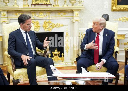 Washington, Stati Uniti. 14 luglio 2025. Il Presidente Donald Trump incontra il Segretario generale della NATO Mark Rutte, Vice presso l'Ufficio ovale della Casa Bianca a Washington DC lunedì 14 luglio 2025. Foto di Yuri Gripas/UPI credito: UPI/Alamy Live News Foto Stock