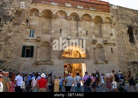 Spalato, Croazia - 8 settembre 2023: I turisti si riuniscono al Palazzo di Diocleziano, patrimonio dell'umanità dell'UNESCO, per esplorare la sua antica architettura romana. Foto Stock