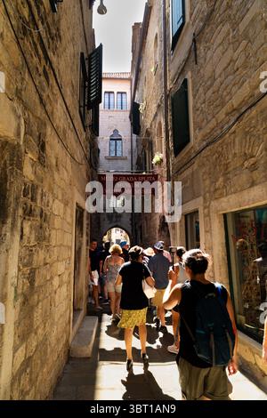 Spalato, Croazia - 8 settembre 2023: I turisti esplorano una strada stretta a Spalato, Croazia, disegnata dalla ricca storia e dall'architettura unica della città. Foto Stock