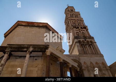 Spalato, Croazia - 8 settembre 2023: Il Palazzo di Diocleziano, patrimonio dell'umanità dell'UNESCO, si erge alto. Foto Stock