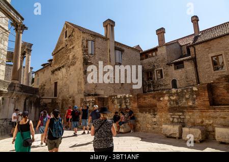 Spalato, Croazia - 8 settembre 2023: I turisti esplorano lo storico Palazzo di Diocleziano, patrimonio dell'umanità dell'UNESCO. Foto Stock