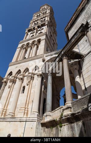 Spalato, Croazia - 8 settembre 2023: Un colpo d'angolo basso del campanile della Cattedrale di San Domnio, una popolare attrazione turistica. Foto Stock