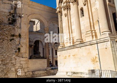 Spalato, Croazia - 8 settembre 2023: L'architettura del Palazzo di Diocleziano viene messa in mostra, evidenziandone il significato storico. Foto Stock