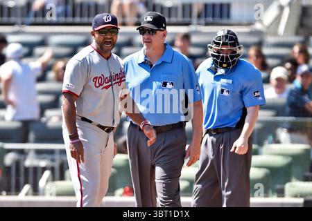 8 settembre 2019: Il manager dei Washington Nationals Dave Martinez (a sinistra) reagisce dopo essere stato espulso a causa di un disaccordo in una chiamata riguardante uno strikeout durante il quinto inning di una partita della MLB contro gli Atlanta Braves al SunTrust Park di Atlanta, Georgia. Austin McAfee/CSM(immagine di credito: &Copy; Austin McAfee/CSM tramite cavo ZUMA) Foto Stock