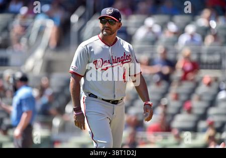 8 settembre 2019: L'allenatore dei Washington Nationals Dave Martinez (a sinistra) lascia il campo dopo essere stato espulso a causa di un disaccordo in una chiamata riguardante uno strikeout durante il quinto inning di una partita della MLB contro gli Atlanta Braves al SunTrust Park di Atlanta, Georgia. Austin McAfee/CSM(immagine di credito: &Copy; Austin McAfee/CSM tramite cavo ZUMA) Foto Stock