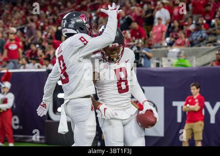 13 settembre 2019: Il wide receiver dei Washington State Cougars Easop Winston Jr. (8) celebra il suo touchdown con il wide receiver Renard Bell (9) durante il secondo quarto di una partita di football NCAA tra i Washington State Cougars e gli Houston Cougars all'NRG Stadium di Houston, Texas. ..Trask Smith/CSM(immagine di credito: &Copy; Trask Smith/CSM tramite filo ZUMA) Foto Stock
