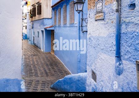 Chefchaouen, Marocco - 26 marzo 2024: Nella città di Chefchaouen il colore predominante è il blu che si trova su ogni casa, scala e strada Foto Stock