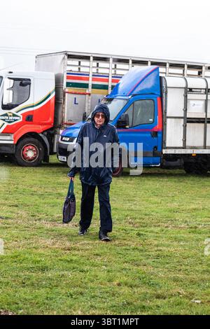 Stithians, Cornovaglia, Regno Unito. 14 luglio 2025. Lo spettacolo Stithians è andato avanti oggi nonostante le forti piogge. Il più grande spettacolo agricolo di un giorno della Cornovaglia, offre un assaggio tradizionale della vita rurale. Lo Stithians Show ha qualcosa per tutti: Mostre e dimostrazioni, animali, fiera, veicoli d'epoca, cibo e artigianato e una vasta scelta di negozi, dalle fiere e dai produttori locali. Crediti: Keith Larby/Alamy Live News Foto Stock