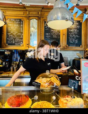 Il Green Cafe Nero nell'edificio storico di Krakowskie Przedmieście nella città vecchia di Varsavia, Polonia. Foto Stock