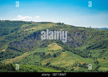 Campagna bolognese: agriturismo ai piedi di un calvario. Città metropolitana di Bologna, Emilia-Romagna, Italia. Foto Stock