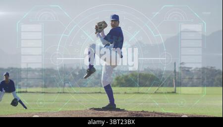 Indossando l'uniforme blu, lanciatore di baseball che si avvolge su un tumulo di terra nel campo da baseball, con un guanto Foto Stock