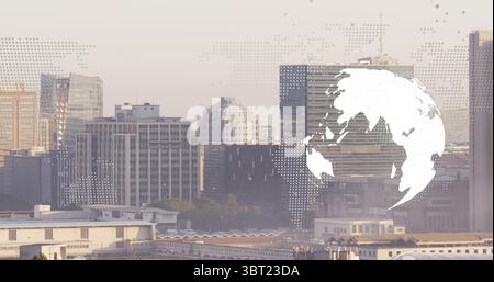 Visualizzazione del globo bianco che evidenzia l'Eurasia sullo skyline urbano con sovrapposizione di mappe tratteggiate, copia spazio Foto Stock