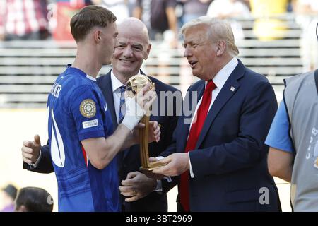Il presidente DEGLI STATI UNITI Donald Trump assegna il &#39;premio miglior giocatore&#39; a Cole Palmer del Chelsea durante la cerimonia dei trofei dopo la finale di calcio della Coppa del mondo FIFA Club 2025 tra Chelsea FC e Paris Saint-Germain (PSG) il 13 luglio 2025 al MetLife Stadium di East Rutherford, New Jersey, USA Foto Stock