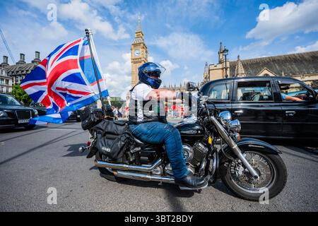 Londra, Regno Unito. 14 luglio 2025. Girando attorno a westminster - Rolling Thunder UK, Millions Veterans March, Justice for Northern Ireland Veterans, accanto a coloro che hanno organizzato la recente petizione contro la modifica della dura lotta per la protesta dell'Irlanda del Nord Legacy Bill a Westminster mentre il dibattito sulla petizione si svolge all'interno del Parlamento. Crediti: Guy Bell/Alamy Live News Foto Stock