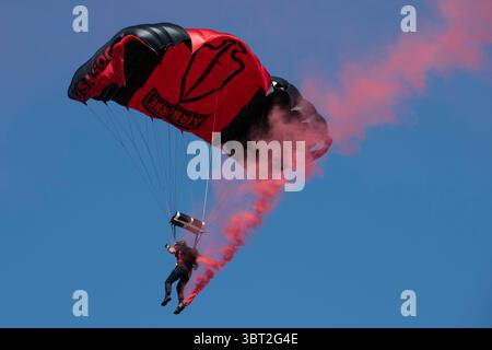 15 settembre 2019 - dover, Delaware, USA - Un membro dello U.S. Army Special Operations Command Black Daggers Parachute Demonstration Team si prepara ad atterrare durante il Thunder Over dover Air Show del 2019, 15 settembre 2019, presso dover Air Force base, del. La base ha aperto le porte al pubblico per un evento gratuito di due giorni per mostrare l'Air Force e la missione di baseâ di fornire un rapido trasporto aereo globale ogni giorno dell'anno. (Immagine di credito: © U.S. Air Force/ZUMA Wire/ZUMAPRESS.com) Foto Stock