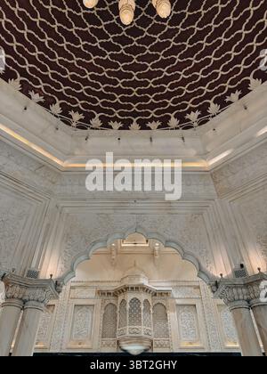 Design degli interni di una tradizionale moschea turca con dettagli in oro e rosso e architettura della moschea Foto Stock