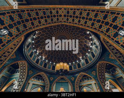 Gli interni della grande Moschea Islamica presentano un ricco design architettonico blu e oro Foto Stock