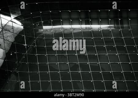 Primo piano di architettura moderna astratta con design in vetro e acciaio Foto Stock