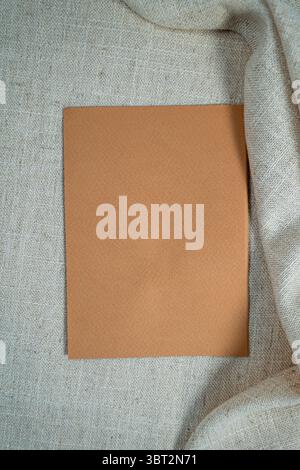 Mockup in carta marrone dallo stile minimal con bordo costiero della conchiglia su tessuto beige Foto Stock