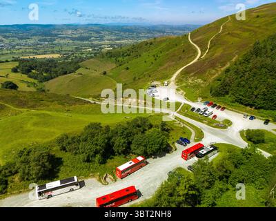 Una vista aerea mostra il parcheggio a Moel Famaut vicino a una collina erbosa, probabilmente per i visitatori di godersi la passeggiata fino a Moel Famau nella catena montuosa Clwydian Foto Stock
