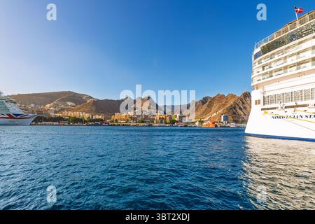 Le grandi navi da crociera attraccano al porto di Santa Cruz de Tenerife, Spagna, sull'isola delle Canarie di Tenerife. Foto Stock