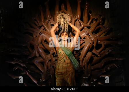 Idolo della dea devi Durga in un pandalo splendidamente decorato durante il Durga Puja festival a Kolkata, Bengala Occidentale, India, il 13 ottobre 2024 Foto Stock