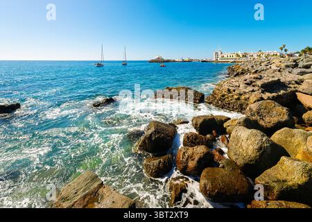 La costa rocciosa dell'Oceano Atlantico del villaggio di mare imbiancato di Puerto de Mogan, Spagna, sull'isola di Gran Canaria, Isole Canarie Foto Stock