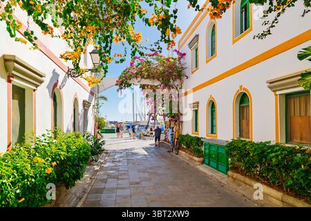 Una strada pedonale che conduce al porto turistico nel centro storico di Puerto de Mogan, in Spagna, un villaggio sul mare nelle Isole Canarie. Foto Stock