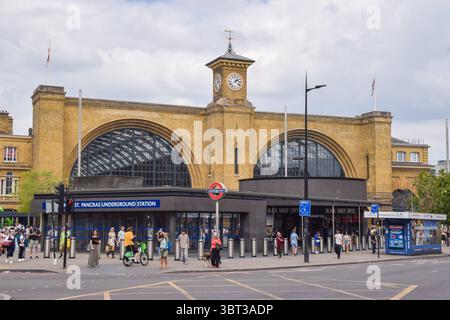 Londra, Regno Unito. 13 luglio 2025. Vista esterna della stazione ferroviaria di King's Cross e della stazione della metropolitana di King's Cross St Pancras. Crediti: Vuk Valcic / Alamy Foto Stock
