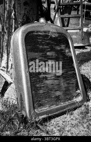 Un vecchio radiatore di un'auto d'epoca si trova in un cortile. Foto Stock