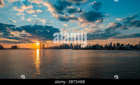 Vista panoramica del centro di Dubai dal Dubai Creek Harbor al tramonto, il posto migliore per il tramonto a Dubai, sfondo HD al tramonto Foto Stock