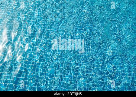 Fondo d'acqua della piscina con ondulazioni d'acqua, sfondo immobiliare di lusso Foto Stock