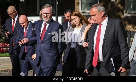 Londra, Regno Unito. 14 luglio 2025. Il primo ministro ceco Petr fiala (3° da sinistra) va in giro e poi esce da Downing Street a piedi con la sua squadra dopo aver incontrato Sir Keir Starmer, primo ministro del Regno Unito per i colloqui commerciali. Fiala ( (Partito Civico Democratico) è stato a capo del governo della Repubblica Ceca dal 2021. Crediti: Imageplotter/Alamy Live News Foto Stock