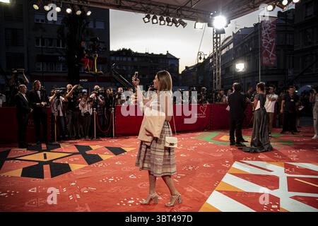 16 agosto 2019, Sarajevo, Sarajevo Canton, Bosnia ed Erzegovina: Una donna fa un selfie sul tappeto rosso durante il 25° Sarajevo Film Festival al Teatro Nazionale, Susan Sontag Square. (Immagine di credito: © Tom Barlow Brown/SOPA Images via ZUMA Wire) Foto Stock