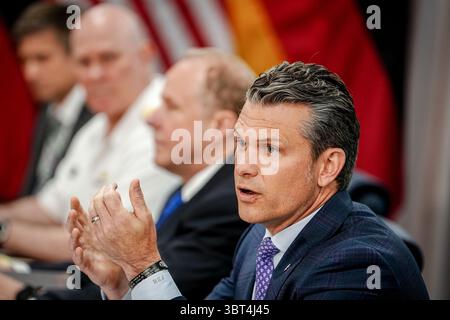 Washington, Stati Uniti. 14 luglio 2025. Pete Hegseth, Segretario alla difesa degli Stati Uniti, riceve la sua controparte tedesca. L'obiettivo principale della riunione sarà quello di equipaggiare le forze armate ucraine per la campagna difensiva in corso contro la Russia, in particolare il rafforzamento delle difese aeree. Tuttavia, anche il riarmo della NATO e lo schieramento delle truppe statunitensi in Germania probabilmente svolgeranno un ruolo. Crediti: Kay Nietfeld/dpa/Alamy Live News Foto Stock