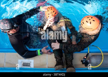 16 settembre 2019 - Camp Hansen, Okinawa, Giappone - U.S. Marine Corps Lance Cpl. Michael Espinoza, con la 5th Air Naval Gunfire Liaison Company, III Marine Expeditionary Force Information Group riaffiorano dopo aver praticato con un respiratore a Camp Hansen, Okinawa, 17 settembre 2019. Prima di proseguire con l'addestramento per l'uscita subacquea, i marine e i marinai si sentono a proprio agio nel respirare dai respiratori. (Immagine di credito: © U.S. Marines/ZUMA Wire/ZUMAPRESS.com) Foto Stock