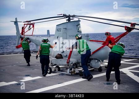 18 settembre 2019 - Oceano Pacifico - i marinai respingono un mq-8B Fire Scout assegnato alle Wild card dell'Helicopter Sea Combat Squadron (HSC) 23 sul ponte di volo della nave da combattimento litorale Independence-Variant USS Gabrielle Giffords (LCS 10). Gabrielle Giffords è in missione a rotazione nel sud-est asiatico ed è il quinto LCS a dispiegarsi nella regione. I combattenti di superficie veloci, agili e collegati in rete, sono ottimizzati per il funzionamento in ambienti vicino alla costa. (Immagine di credito: © U.S. Navy/ZUMA Wire/ZUMAPRESS.com) Foto Stock