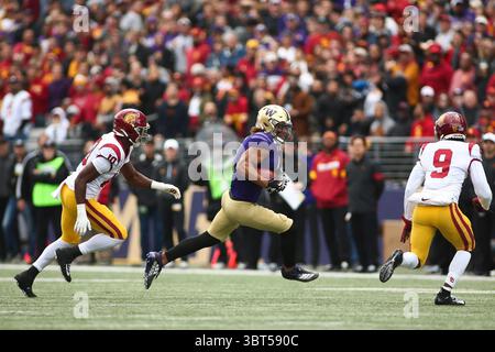 28 settembre 2019: Il tight end dei Washington Huskies Hunter Bryant (1) corre dopo una presa ed è inseguito dal defensive back dei Southern California Trojans Greg Johnson (9) e dal linebacker dei Southern California Trojans John Houston Jr (10) durante una partita tra i Southern California Trojans e i Washington Huskies all'Alaska Airlines Field all'Husky Stadium di Seattle, Washington. Sean Brown/CSM(immagine di credito: &Copy; Sean Brown/CSM tramite cavo ZUMA) Foto Stock