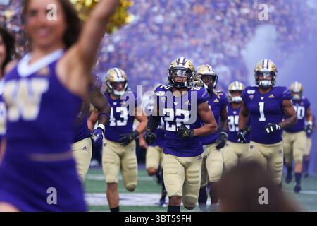 28 settembre 2019: Il defensive back dei Washington Huskies Trent McDuffie (22) porta la squadra fuori dal tunnel prima di una partita tra i Southern California Trojans e i Washington Huskies all'Alaska Airlines Field all'Husky Stadium di Seattle, Washington. Gli Huskies vinsero 28-14. Sean Brown/CSM(immagine di credito: &Copy; Sean Brown/CSM tramite cavo ZUMA) Foto Stock
